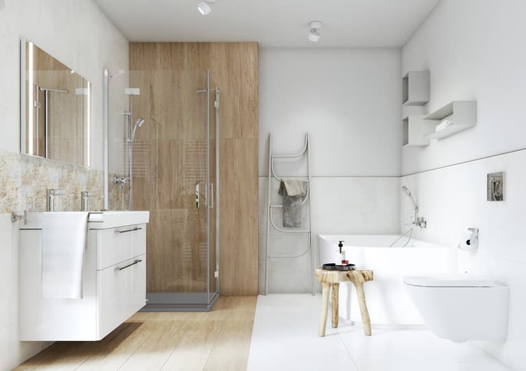 Jasna łazienka z oknem i naturalnym wystrojem drewnianym