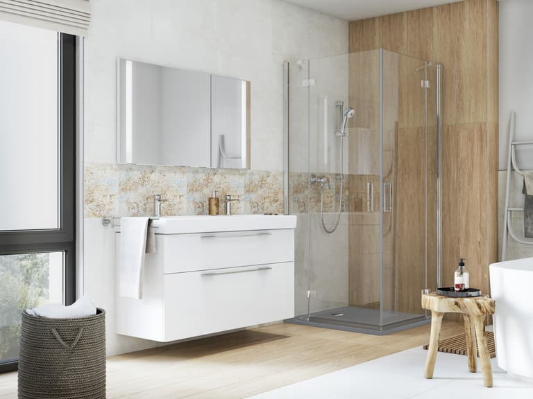 Jasna łazienka z oknem i naturalnym wystrojem drewnianym