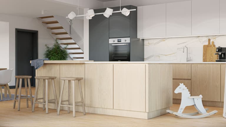 Kuchnia w jasnych, stonowanych kolorach z lodówką i piekarnikiem w zabudowie w ciemnym antracytowym kolorze